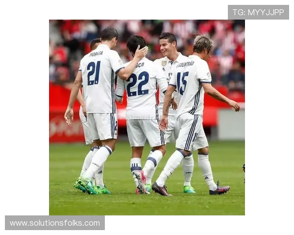 伯纳乌全场欢呼，现场观战的克罗斯对着转播镜头送飞吻